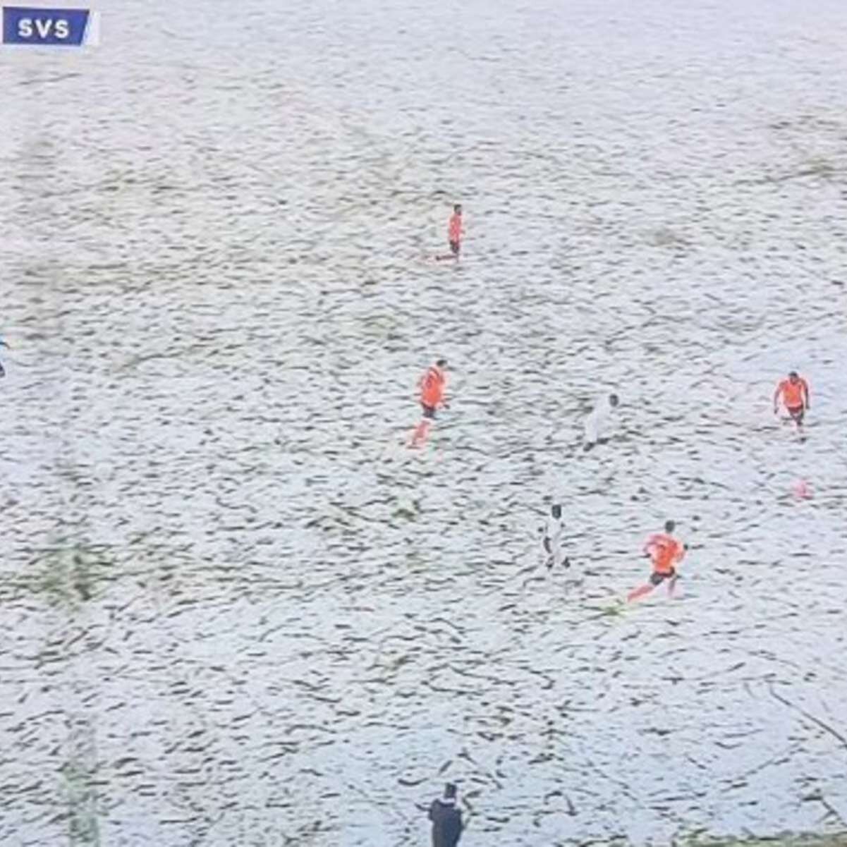 Koliko igrača vidite na terenu? Zbog snijega gosti “postali nevidljivi”