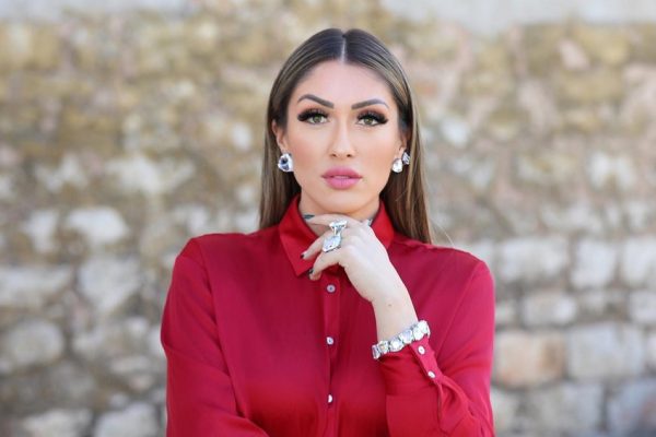 Hana Hadžiavdagić ponovo očarala izgledom: U izrezanoj haljini pokazala vitko tijelo
