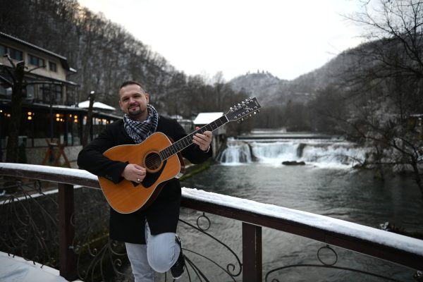 Cazinjanin Isak Malkoč u Bujrum kući snimio pjesmu “BOSANSKA SUZA“ (VIDEO)